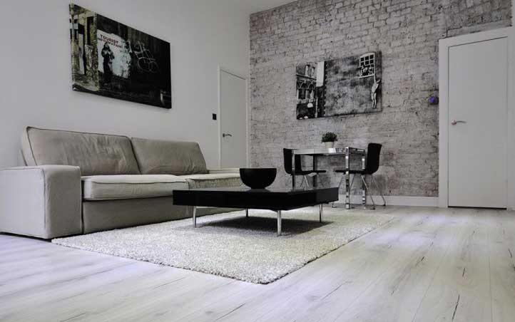 Cách kết hợp sàn gỗ công nghiệp với nội thất phòng khách đẹp mê ly