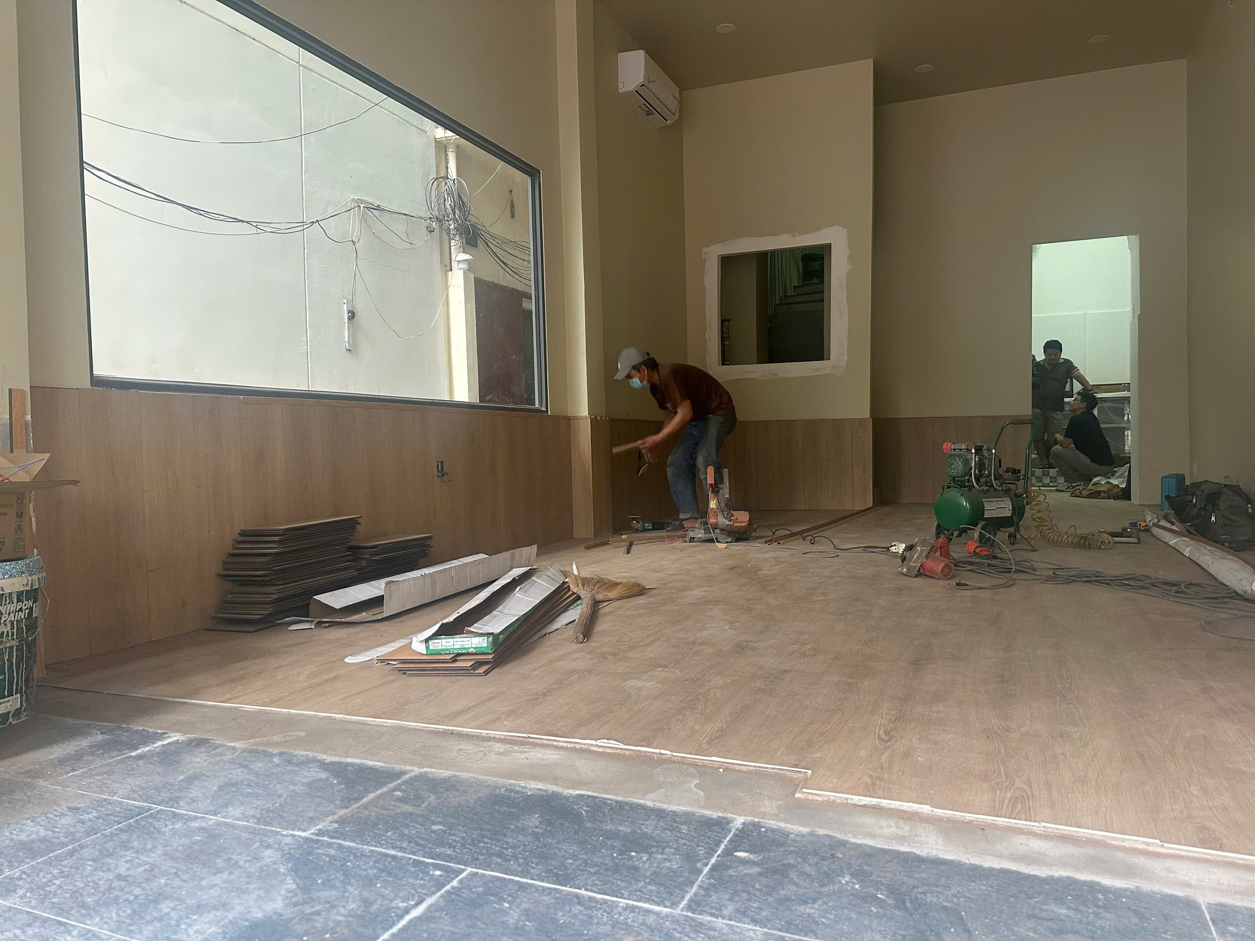 Dịch vụ thi công sàn gỗ công nghiệp tại phường Cầu Ông Lãnh – Giải pháp hoàn thiện sàn cho nhà phố & villa hạng sang